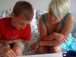 Emelie och Oscar spelar ett spel som Oscar har konstruerat.